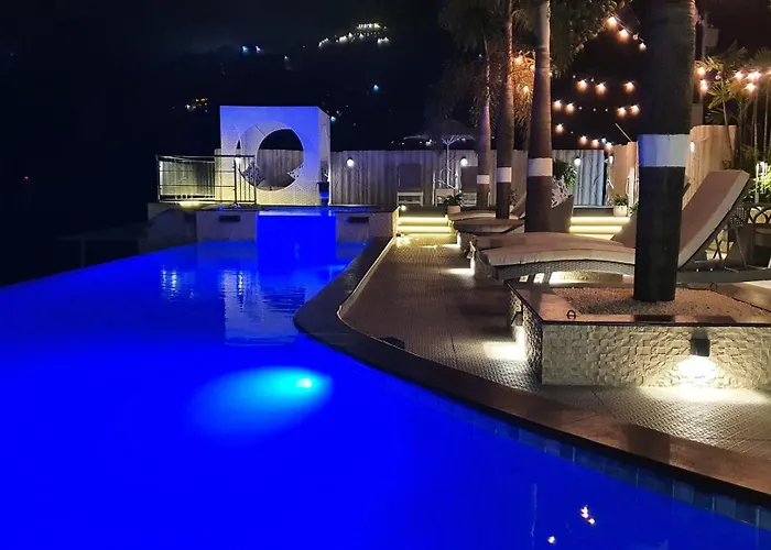 Munnar Hotels With Jacuzzi in Room