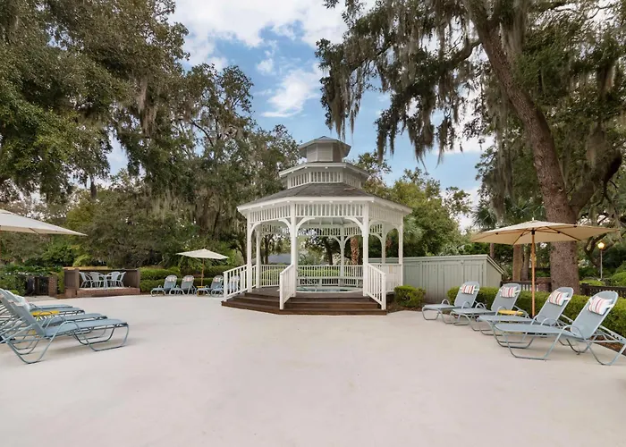 St. Simons Island Hotels With Jacuzzi in Room