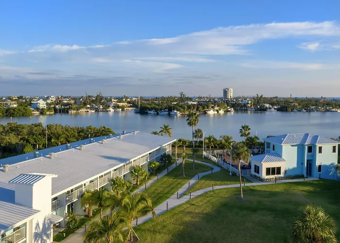 Marathon Hotels With Jacuzzi in Room
